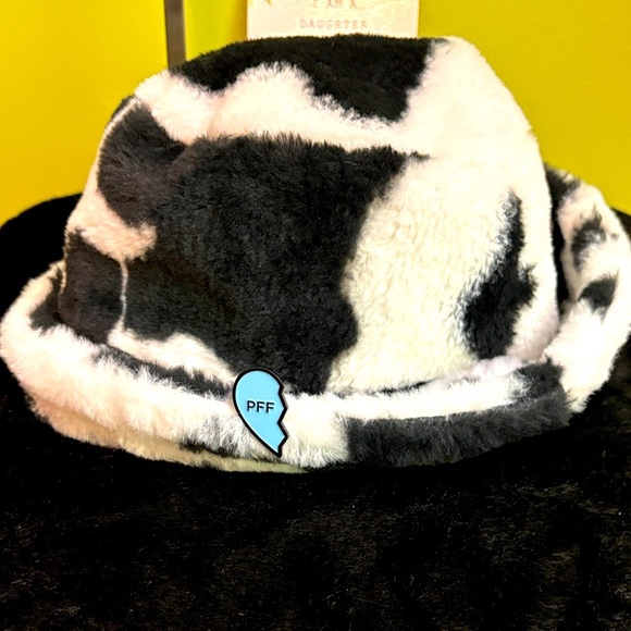 Adult Black and White Fuzzy Bucket Hat~Free Posh Friends 4ever Pin - Picture 1 of 12